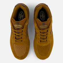 Load image into Gallery viewer, New Balance 933 Andrew Reynolds Brown Brown